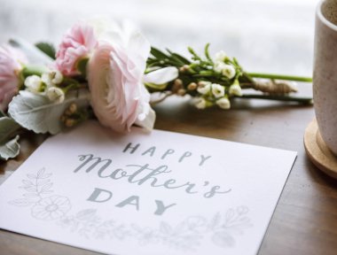 güzel bir buket çiçek ile