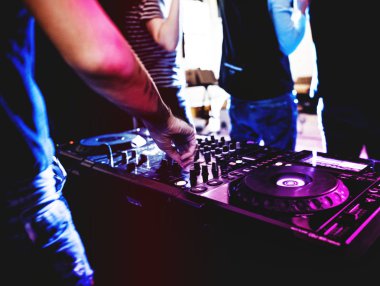 İnsanlar, bir Dj istasyonu katılmadan orijinal photoset