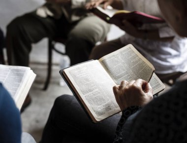 insanlar İncil kitap ile dua