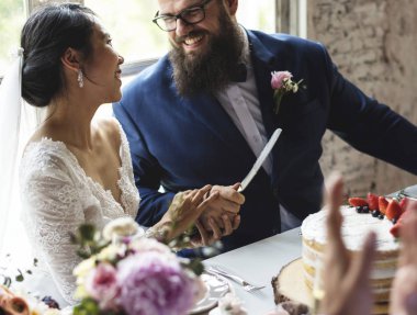 Düğün pastası bıçak Holding çift eller