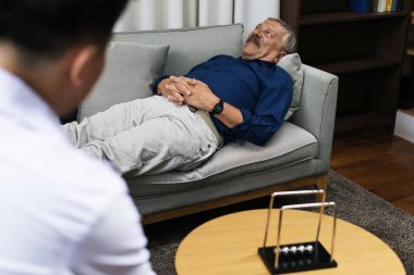 Depresyondaki hasta bir psikologdan tedavi görüyor.