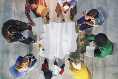 Üstten Görünüm farklı kişi grup üzerinde beyin fırtınası, orijinal photoset