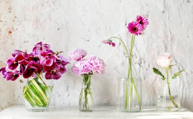 buket çiçekli vazo