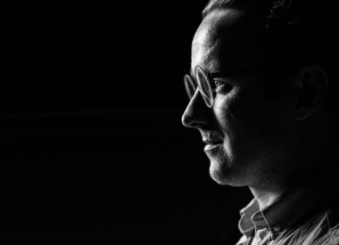 Yan profil bir beyaz adam, özgün photoset