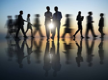 Siluetleri meşgul iş adamları 