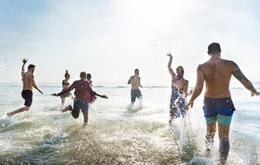 Çeşitlilik arkadaşlar asılı yaz partisi 