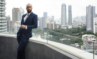 İş kişi ayakta balkon kavramı, özgün photoset
