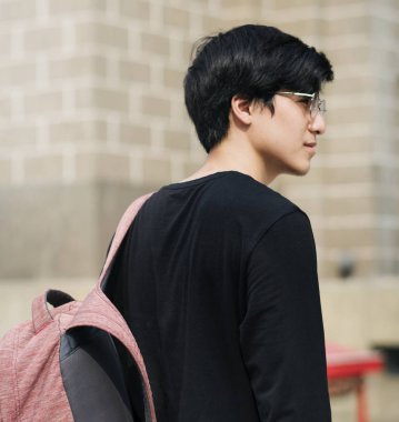 Bir sırt çantası, orijinal ile genç Asyalı adam photoset