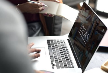 dizüstü bilgisayar kullanan adam