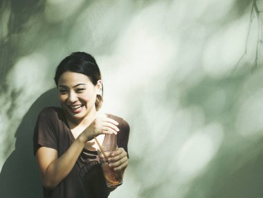 Genç öğrenci bir içecek, özgün tutan photoset