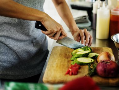 Mutfak personeli closeup hazırlamak yemek malzemeler, orijinal photoset