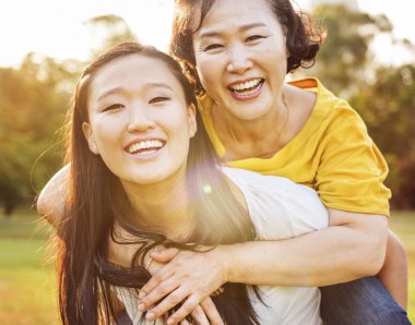 Asyalı kız anne açık havada ile 