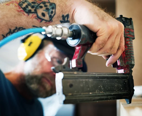 Snickare Woodworker Arbetar För Husrenovering Ursprungliga Fotosätta — Stockfoto