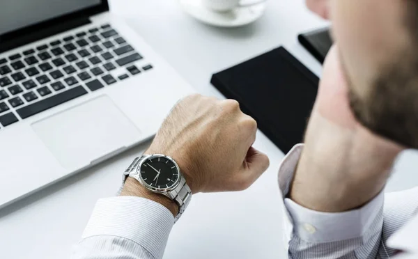 Primo Piano Dell Uomo Controllare Ora Portata Mano Orologio Fotoset — Foto Stock