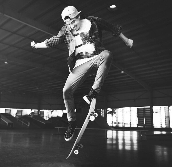 Молодой человек прыгает со скейтборда
