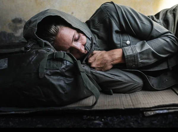 Concetto di donna senzatetto — Foto Stock