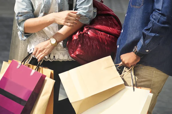 Amigos de compras juntos — Foto de Stock