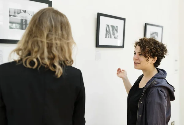 Frauen Betrachten Bilder Ausstellung Originalfotos — Stockfoto