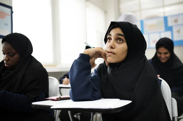 Anak Muslim Yang Berbeda Belajar Kelas Foto Asli — Stok Foto