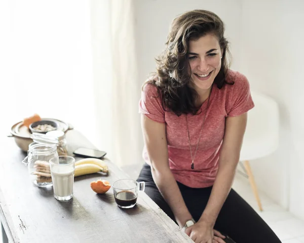 Mulher tomando café da manhã — Fotografia de Stock