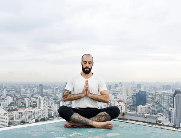 Hombre practicando yoga en la azotea — Foto de Stock