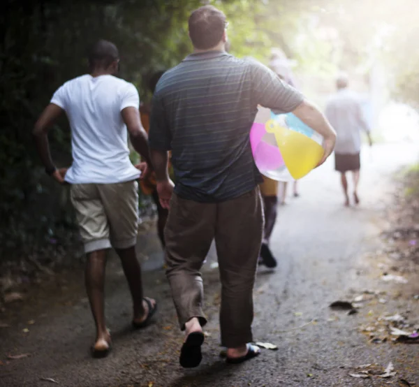 Freunde gehen mit Beachball auf Straße — Stockfoto