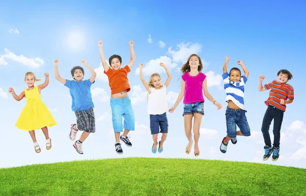 Grupp barn hoppa utomhus — Stockfoto