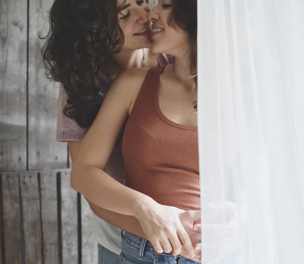 Pareja lesbiana pasando tiempo juntos —  Fotos de Stock