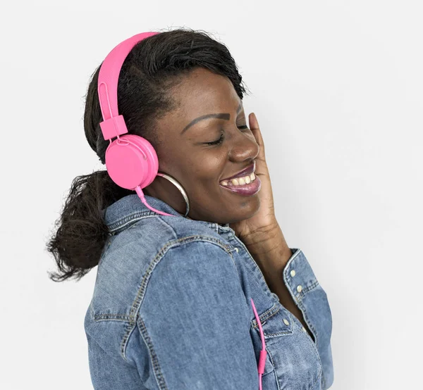 Portret African American Kobieta Słuchania Muzyki Różowe Słuchawki Oryginalny Photoset — Zdjęcie stockowe