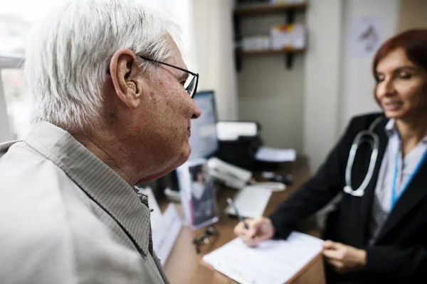 Ένας Ηλικιωμένος Ασθενής Συνάντηση Γιατρός Στο Νοσοκομείο Πρωτότυπο Photoset — Φωτογραφία Αρχείου