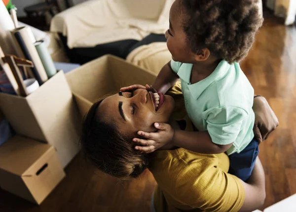 Feliz Madre Africana Con Pequeño Hijo Habitación Fotoset Original — Foto de Stock