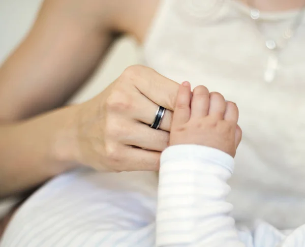 Fechar Bebê Segurando Mãos Mãe Photoset Original — Fotografia de Stock