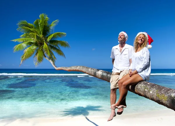 Couple relaxing on the beach — Stock Photo, Image