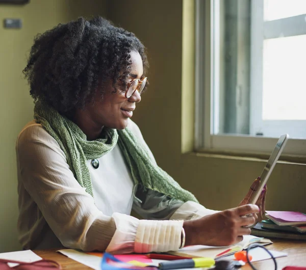 Junge Frau arbeitet — Stockfoto