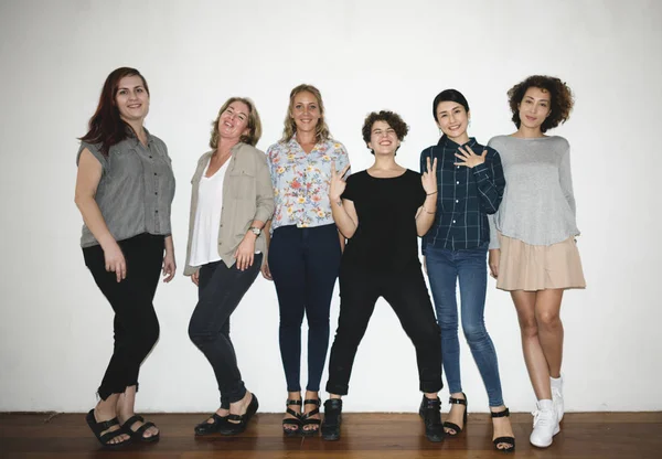 Grupo Amigos Diversidad Mujeres Divertido Posando Fondo Blanco Fotoset Original — Foto de Stock