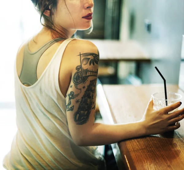 Pěkně tetovaná holka v Cafe — Stock fotografie