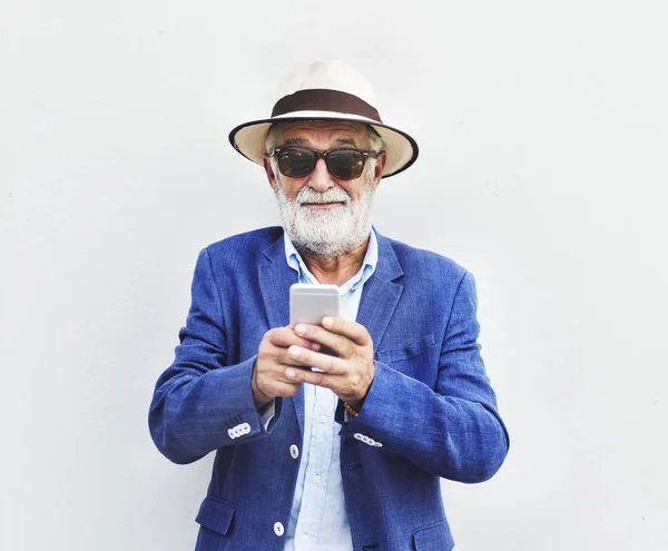 Äldre Man Surfar Mobiltelefon Ursprungliga Fotosätta — Stockfoto