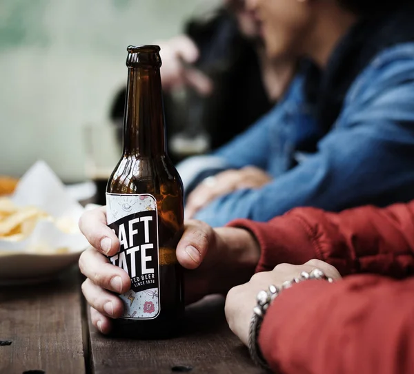 Mann trinkt Bier — Stockfoto