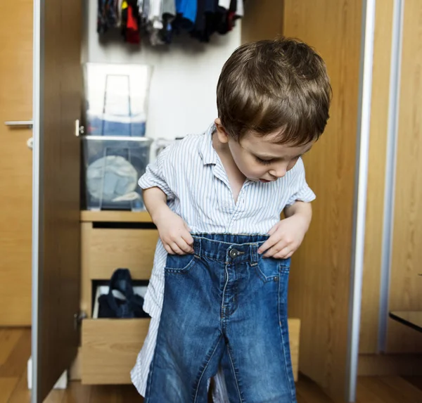 Liitle chico vistiendo sus pantalones — Foto de Stock