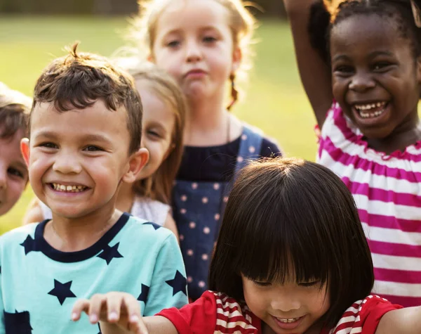 Crianças do jardim de infância sorrindo — Fotografia de Stock