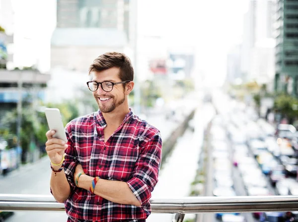 Hombre usando Smartphone en la calle urbana —  Fotos de Stock