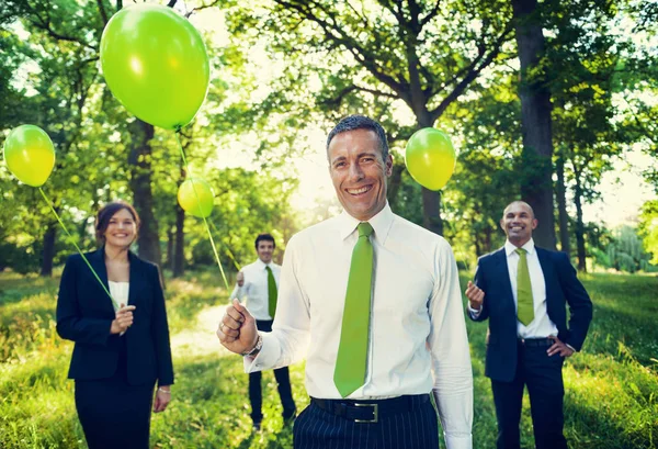 Grupp Affärsmän Innehav Ballonger Skogen Ursprungliga Fotosätta — Stockfoto