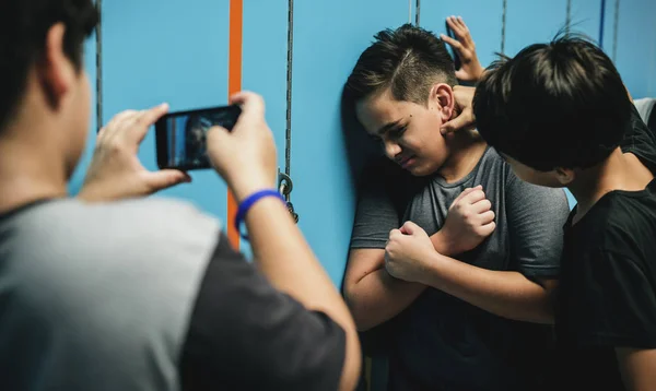 Adolescentes Acosando Pasillo Haciendo Vídeo Teléfono Móvil Fotoset Original — Foto de Stock