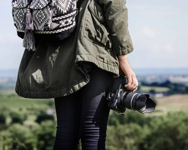Młoda kobieta trzyma kamerę — Zdjęcie stockowe