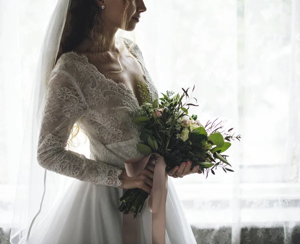 Aantrekkelijke Bruid Holding Bloemen Boeket Originele Photoset — Stockfoto