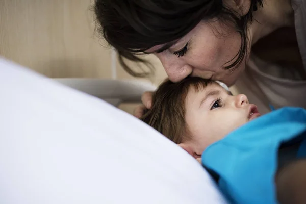 Matka Uklidňující Její Dcera Sada Originál Fotek — Stock fotografie