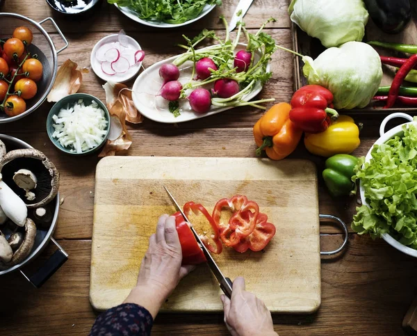 Una Persona Che Affetta Verdure Fotoset Originale — Foto Stock