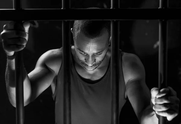 Afrikanisch Amerikanischer Mann Hinter Gittern Originalfotos — Stockfoto