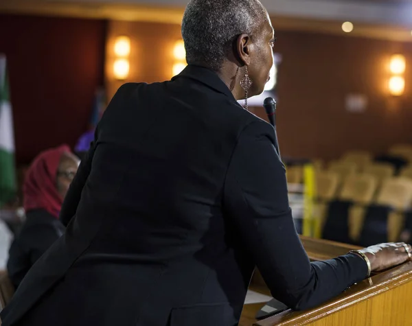 Una Mujer Afrodescendiente Mediana Edad Hablando Micrófono Fotoset Original — Foto de Stock