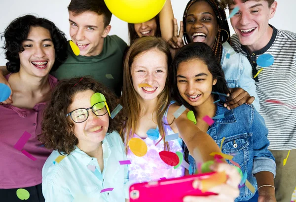 Grupo Diverso Adolescentes Tomando Selfie Enquanto Fazem Festa Juntos — Fotografia de Stock